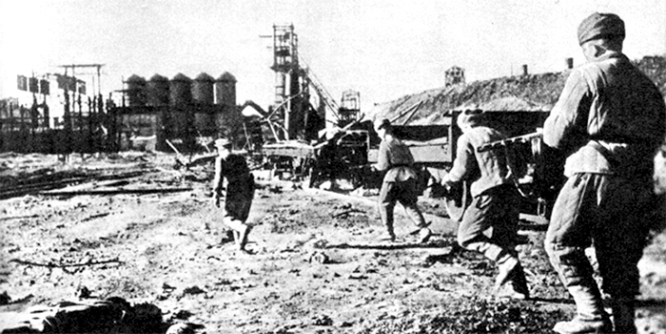 Советские бойцы атакуют опорный пункт противника в Керчи.