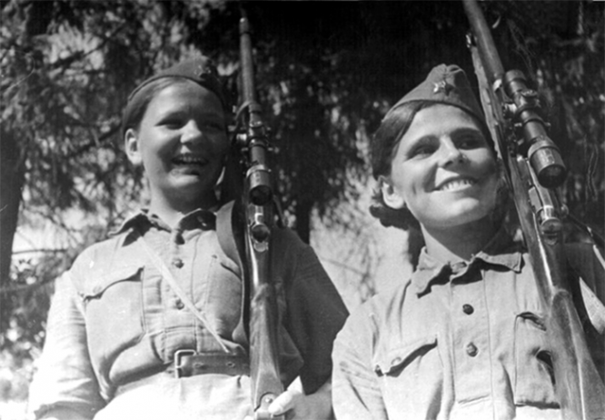 Окрестности Ленинграда, девушки-снайперы в лагере Осоавиахима. 1938 г.