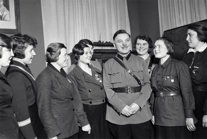 Нарком обороны СССР К. Е. Ворошилов встречается с комсомолками, награждёнными почётным знаком «Ворошиловский стрелок». 1 ноября 1935 года.