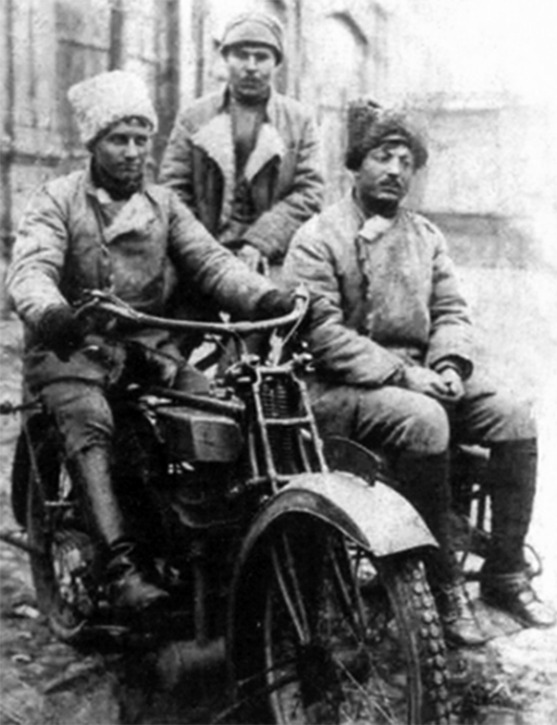 Иван Панфилов с друзьями, 1915 г.