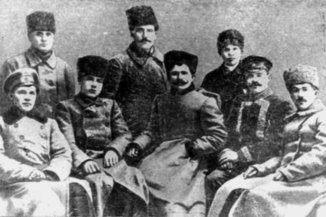 Иван Панфилов (вверху слева) с боевыми товарищами. В центре – Василий Иванович Чапаев.