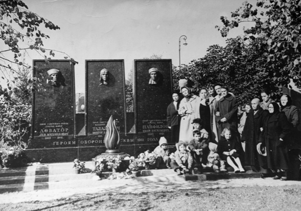 Могила генерал-майора Льва Доватора, летчика Виктора Талалихина и генерал-майор Ивана Панфилова на Новодевичьем кладбище.