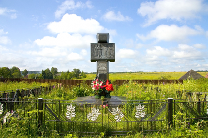 Памятник И.В. Панфилову на месте гибели в Гусеново, Волоколамский район Московской области.