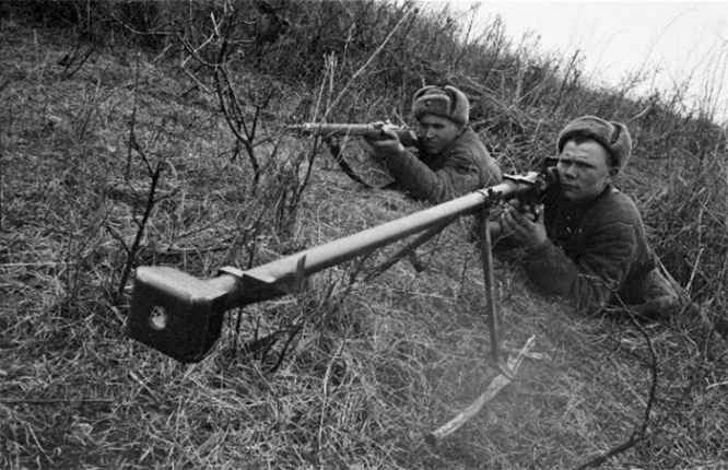 В рекордно короткие сроки, 29 августа 1941 года ГКО принял на вооружение однозарядное противотанковое ружье Дегтярева (ПТРД).
