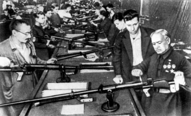 Конструктор В. А. Дегтярев в цехе завода, изготовлявшем противотанковое ружье. 1943 г.