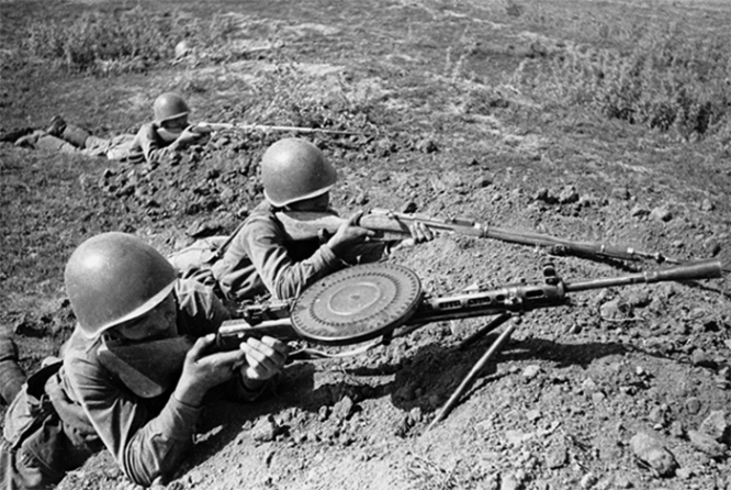 Основное оружие Великой Отечественной войны для огневой поддержки пехоты ручной пулемет Дегтярева.