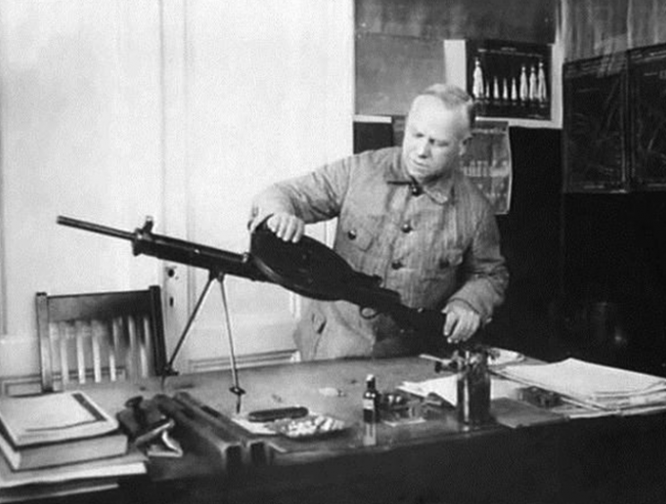 В. А. Дегтярёв со своим ручным пулемётом.