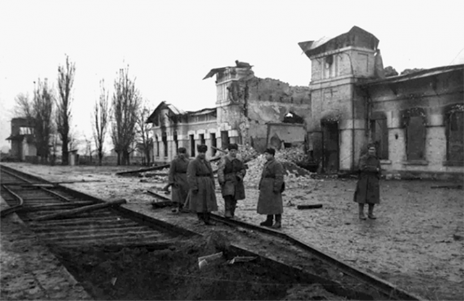 Взорванный и сожженый немцами вокзал Моздока. Январь, 1943 г.