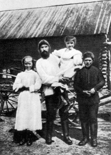 Григорий Распутин в селе Покровском со своими детьми Марией, Варварой и Дмитрием.