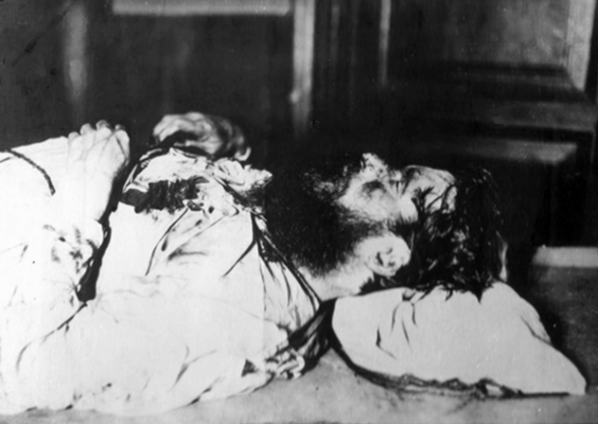 Тело Г. Е. Распутина, убитого в ночь с 16 на 17 декабря 1916 г. в морге.