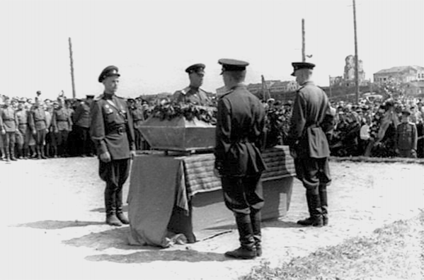 Перезахоронение Александра Матросова в Великих Луках в 1948 году.