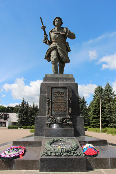 Памятник Александру Матросову в Великих Луках и место захоронения его праха.