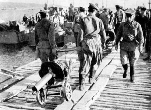 Погрузка на катера отряда Цезаря Куникова. 1943 г.