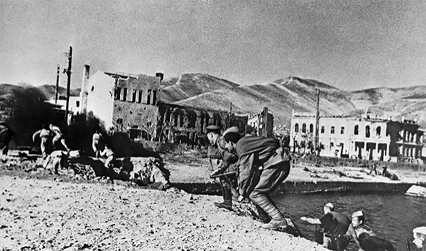 Десантники высаживаются на берег Новороссийска.