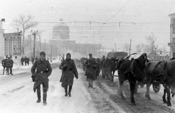 Красная площадь Курска. В результате наступления Советской армии немецкие подразделения покидают город.