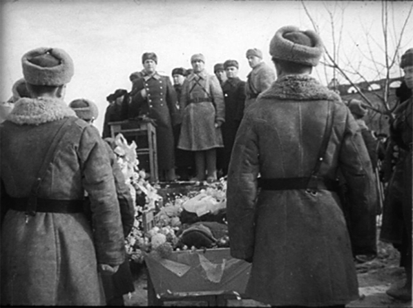 Генерал Черняховский выступает перед могилой Перекальского.