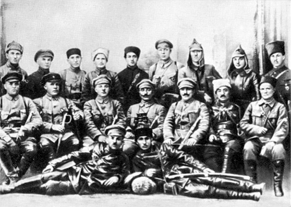 К. Е. Ворошилов и С. М. Буденный с командирами и политработниками Первой Конной армии. Майкоп. 1920 г.