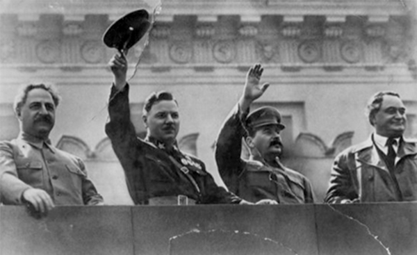 Ворошилов, Сталин, Орджоникидзе и Димитров на трибуне Мавзолея. 1936 г.