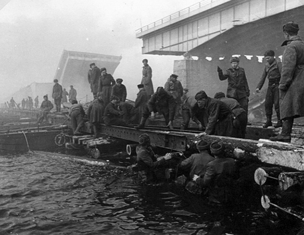 Советские саперы наводят понтонную переправу через реку Одер. 1945 г.