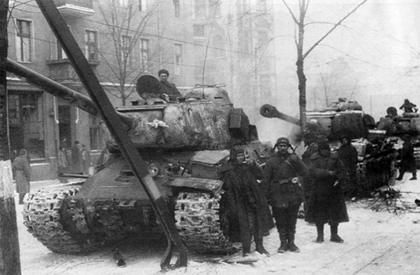 Советские тяжелые танки ИС-2 на улицах освобожденной Познани. 1-й Белорусский фронт. Февраль 1945 г.