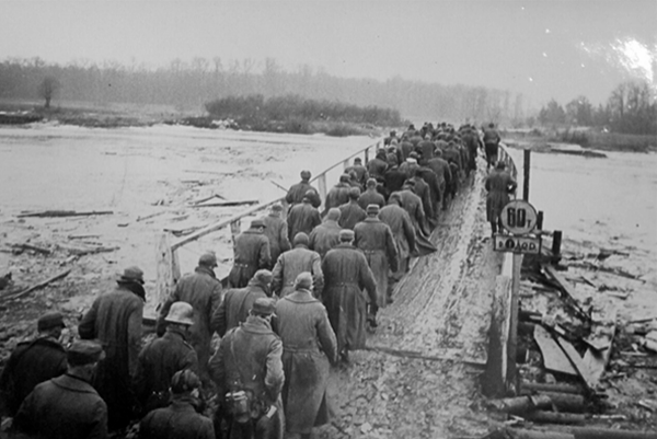 Колонна пленных немцев направляется в тыл 1-го Украинского фронта по мосту через Одер. 1945 г.