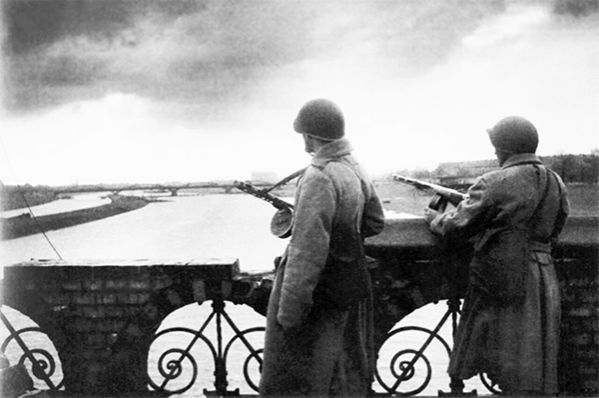 Советские автоматчики на мосту через Одер. Германия. 1945 г.