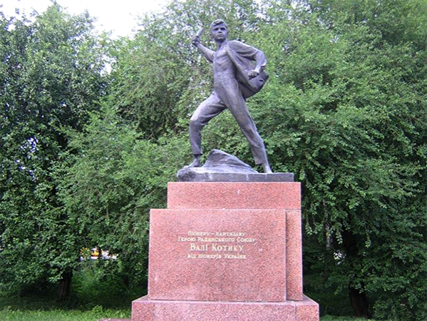 Памятник Вале Котику. Фото https://www.livejournal.com/