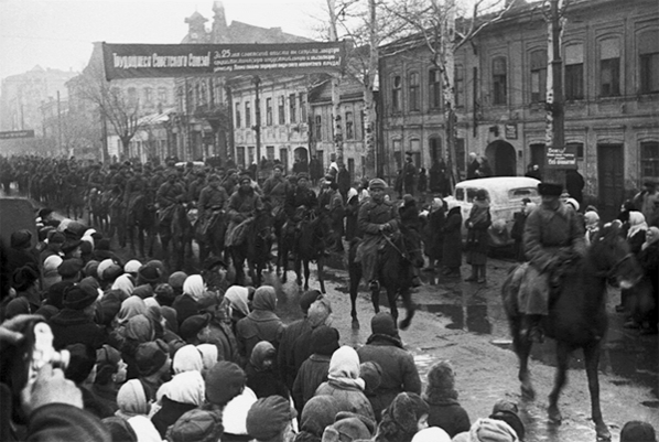 Жители освобожденного города встречают советских конников