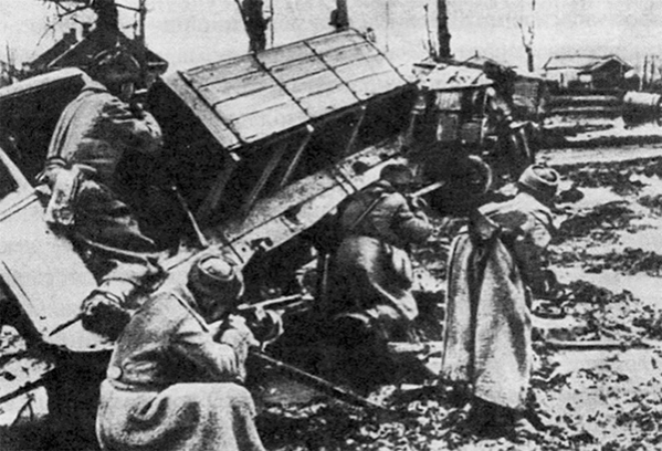 Красноармейцы в бою за город. Февраль 1943 г.