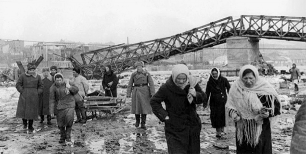 Генерал Н.Ф.Ватутин и член военного совета Н. С. Хрущев с жителями Ростова у разрушенного Литерного моста через реку Дон. 14 февраль 1943 г.