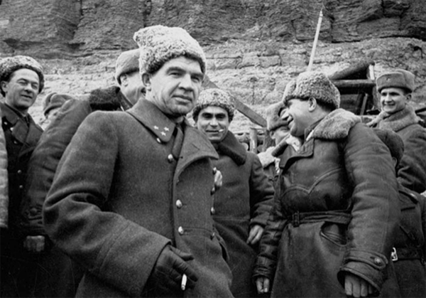 2 мая 1945 года на командном пункте Василия Чуйкова начальник Берлинского гарнизона генерал Вейдлинг подписал капитуляцию немецких войск и сдался вместе с остатками гарнизона в плен