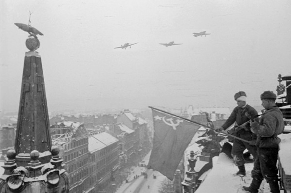 Советские бойцы вывешивают советский флаг на одном из зданий освобожденного от гитлеровцев Будапешта