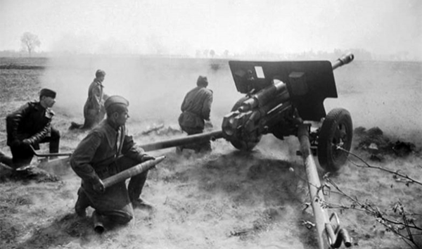 Советские артиллеристы ведут огонь по позициям врага