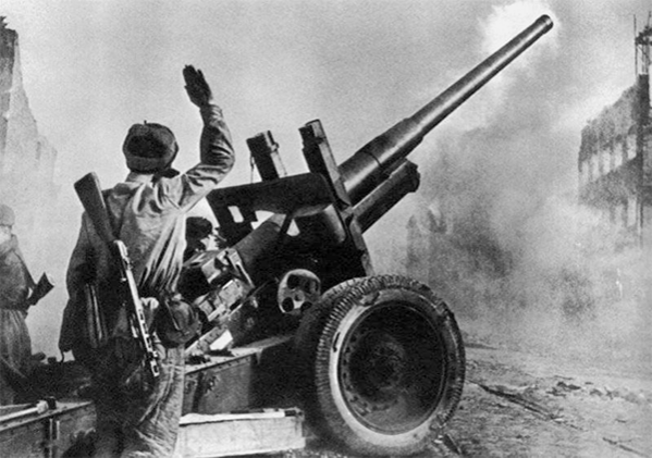 Советские артиллеристы ведут огонь из 122-мм гаубицы А-19 на улице Данцига. Фото http://waralbum.ru/