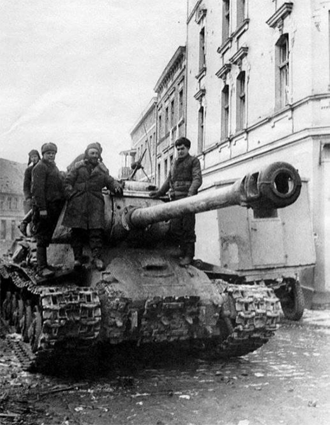 Советский тяжелый танк ИС-2 на улице города Штаргард в Восточной Померании