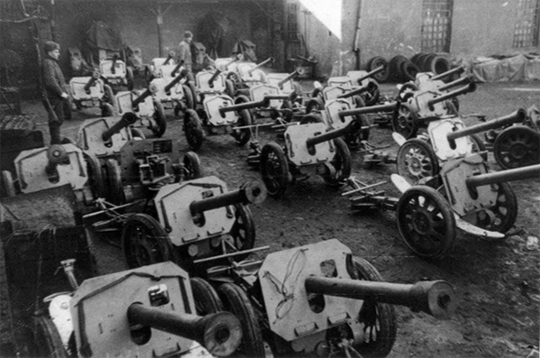 Немецкие 88-мм противотанковые гранатометы «Пупхен» (Raketenwerfer 43 «Puppchen»), захваченные Красной армией в одном из городов Померании