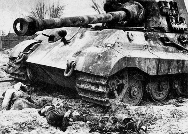 Погибшие немецкие солдаты и подбитый немецкий танк «Королевский Тигр». Померания