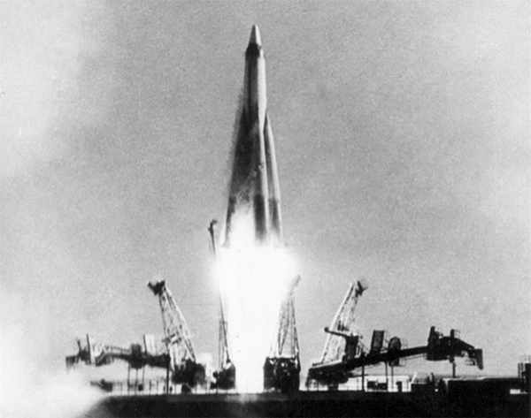 Старт ракеты Р-7 с одной из стартовых позиций на полигоне Байконур, конец 1950-х