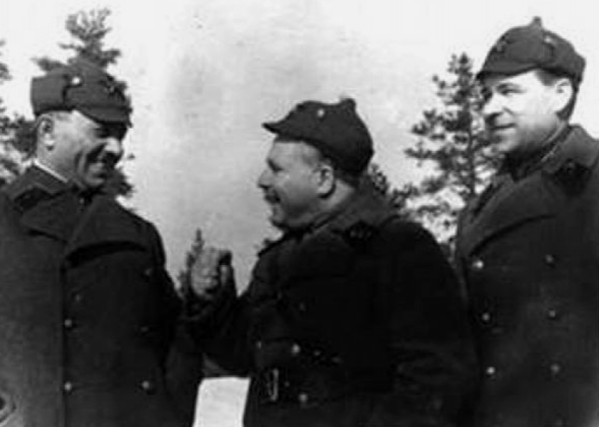 Комбриг Л.А. Говоров (крайний справа) во время советско-финской войны. 1940 г.