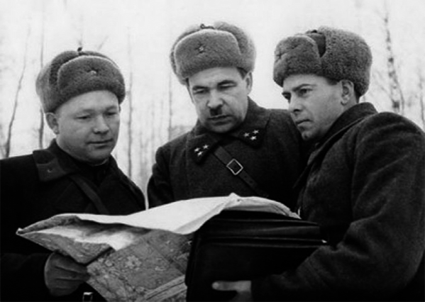 Командующий 5-й армией генерал-лейтенант артиллерии Л.А.Говоров (в центре) с подчиненными командирами. Декабрь 1941 г.