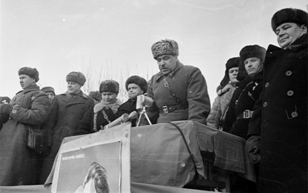 Командующий 5-й армией Л. А.Говоров выступает на митинге в освобожденном Можайске. 23 января 1942 г. Фото А. Шайхет