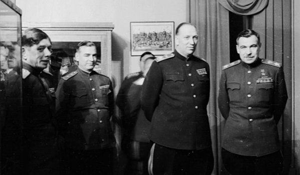 Маршалы Л. А. Говоров и Н. Н. Воронов с группой генералов в Ленинграде