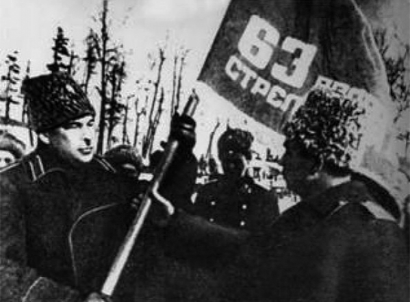 Л. А. Говоров вручает Гвардейское знамя командиру 63 гвардейской стрелковой дивизии генерал-майору Н. П. Симоняку за отличие при прорыве блокады Ленинграда. 1943 г.