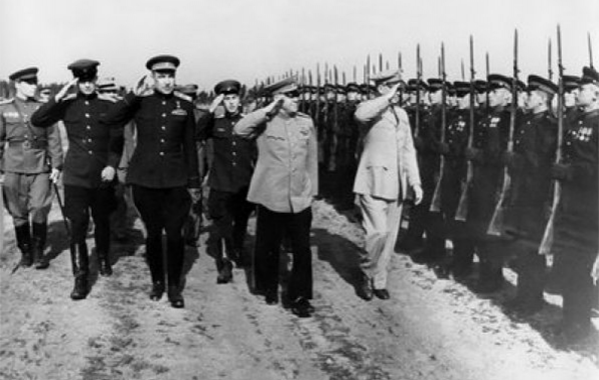 Маршал Л. А. Говоров встречает маршала Г. К. Жукова и американского генерала Д. Эйзенхауэра (будущего президента США). Ленинград, август 1945 г.