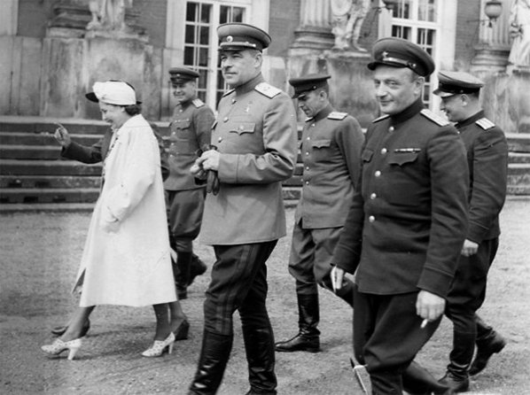 Маршал Л. А. Говоров с женой во время поездки по Германии. Дворец Сан-Суси. 1946 г.