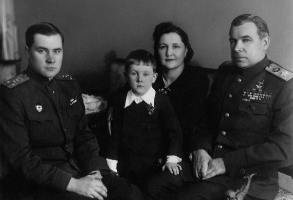 Л. А. Говоров с женой Лидией Ивановной и сыновьями Владимиром и Сергеем. 1949 г.