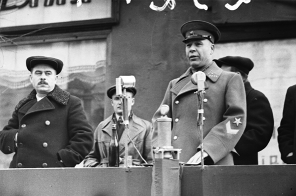 Командующий КОВО Тимошенко Семён Константинович на трибуне на военном параде в Киеве 7 ноября 1939 года