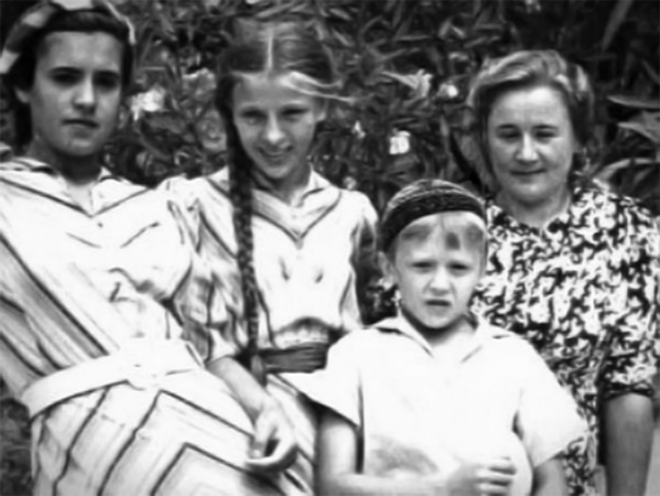 Вторая жена Семена ТимошенкоАнастасия Михайловна Тимошенко (в девичестве Жуковская) с детьми