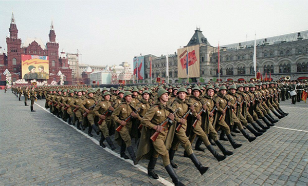 Парад в честь 50-летия Победы в 1995 году. Историческая его часть прошла на Красной площади, а военная техника «маршировала» у Поклонной горы