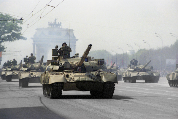 Парад в честь 50-летия Победы в 1995 году. Историческая его часть прошла на Красной площади, а военная техника «маршировала» у Поклонной горы